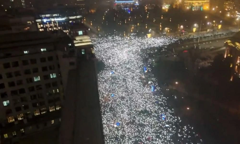 Εκατοντάδες χιλιάδες διαδηλωτές στο Βελιγράδι κατά του Βούτσιτς για την τραγωδία στο Νόβι Σαντ (βίντεο)